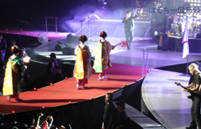 U2 日本公演最終日(舞妓さん登場)画像.jpg